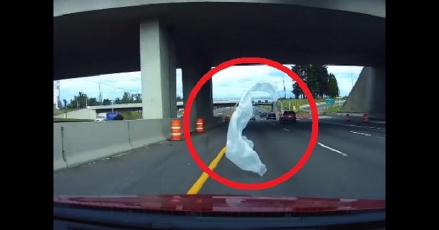 【恐怖】高速道路で宙を舞うナイロン袋が招いた「恐怖の瞬間」が怖ろしすぎる・・・